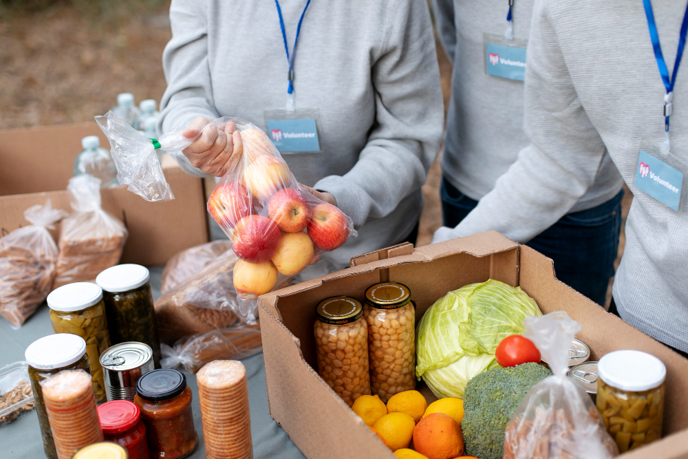 volunteers collecting-food donations